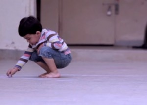 Chlapeček z dětského domova svou touhu namaloval křídou. Až uvidíte po čem nejvíce touží, rozpláčete se