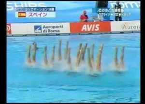 10 profesionálních plavkyň se seřadilo u bazénu. Jakmile začal hrát hit od Led Zeppelin, všem spadla brada!