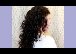 Chodila spávat s mokrými vlasy zabalenými do trička a nechápali proč. Výsledek ale stojí za to!