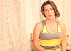 Jak mít naprosto hladké nohy jen za pomocí dvou surovin? Tahle slečna vám ukáže geniální trik!