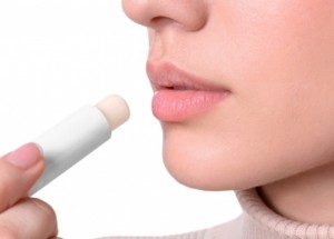 Geniální využití balzámu na rty: Tento všestranný pomocník nepaří jenom na ústa