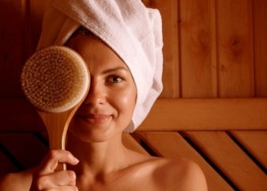 Jak rozproudit lymfatický systém? Bylinkami, saunou i suchým kartáčováním