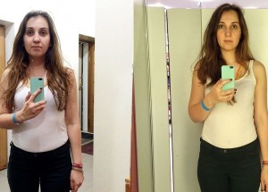 Žena se fotí ve zkušebních kabinkách různých obchodů s oblečením. Chce ukázat, jak tyto obchody opticky klamou zákazníka