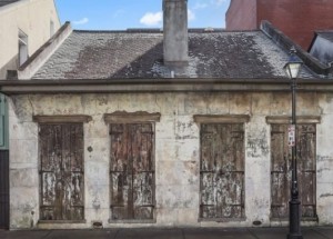 Více než 200 let starý dům je k mání. První zájemce zažil při vstupu dovnitř pořádný šok!