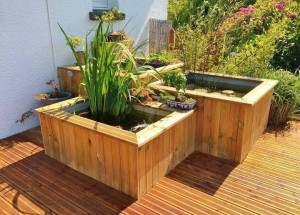 Pořízení zahradního jezírka nemusí být nic složitého a nákladného. Vyrobte si jej například z vodních nádrží