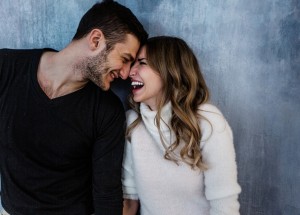 Kteří lidé mají nejšťastnější manželství? Vysocí muži a malé ženy