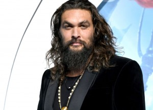 Charismatický herec Jason Momoa se oholil. Proč ta náhlá změna?