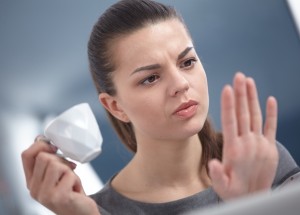 Trápí vás zažloutlé nehty na rukách? Na vině je i nekvalitní manikúra