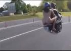 Nebojte se jezdit v nejslušivějším oblečku na motorce!