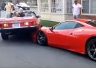 Slečna chtěla zaparkovat před Ferrari svůj kabriolet. Tohle nedopadlo podle její představ!