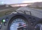 Motorkář praskal po dálnici více jak 300 km/h! Podívejte se na šílené video.