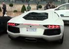 Tento řidič vlastní Lamborghini Aventador. Zaparkovat ho ale opravdu neumí!