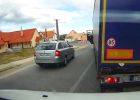 Slovák předjížděl v obci kamión, pak musel ujet rozčílenému kamioňákovi!
