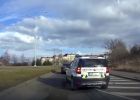 Policie vybržďuje a najíždí do řidiče. Realita v Čechách.