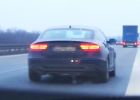 Pachatel v Audi A5 ujížděl policistům 240 km/h. Srazil dodávku se třema dětma!
