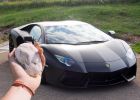Týpkovi praskly nervy a hodil do Lamborghini kámen. Sestřih nejšílenějších kuriozit supersportů