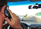 Telefonování za volantem se nevyplácí. Kromě pokuty hrozí i vysoké riziko dopravní nehody