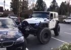 Jeep odtlačí špatně zaparkované BMW na správné místo