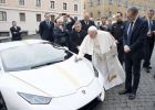Papež František vydražil svoje Lamborghini Huracán za 18 milionů korun