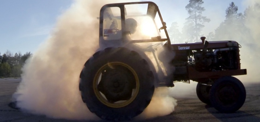 Viděli jste někdy driftující traktor s více jak 200 koňmi?