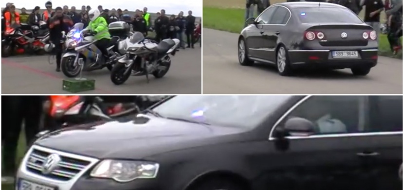 Policisté s Passatem a motorkami závodili na českém motosrazu!