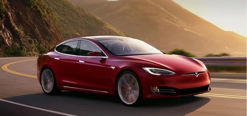 Nová Tesla má skoro nadzvukové zrychlení. Pojďte se podívat na tuto elektro-bestii!