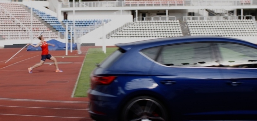 Barbora Špotáková vs. Seat Leon Cupra. Kdo je rychlejší?