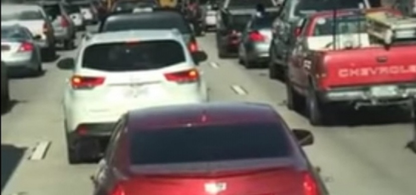 Muž si ze strachu upravil auto na styl vozíku římských gladiátorů