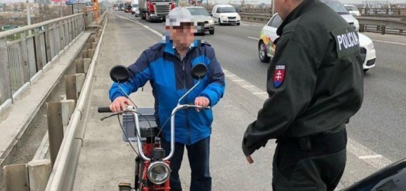 78letý stařík uháněl po dálnici na babetě. Co na to policisté?