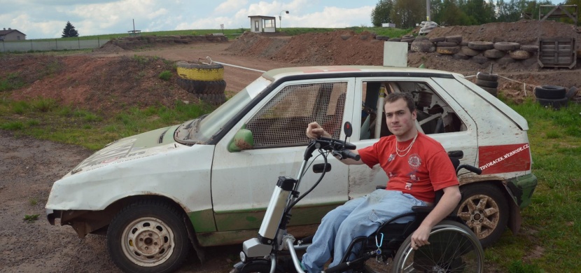 Neuvěřitelné se stalo skutečností. Tento muž postavil první závodní auto s ručním řízením v České republice!