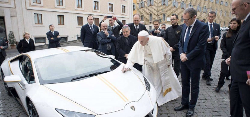 Papež František vydražil svoje Lamborghini Huracán za 18 milionů korun