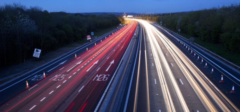 Chystá se světový unikát, ve Švédsku si budete moci na dálnici dobít elektromobil za jízdy