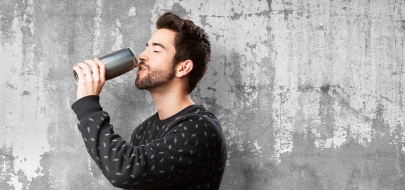 Britský učitel pil až 6 energy drinků denně. Tato závislost mu rozleptala jazyk