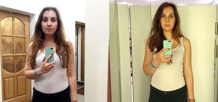 Žena se fotí ve zkušebních kabinkách různých obchodů s oblečením. Chce ukázat, jak tyto obchody opticky klamou zákazníka