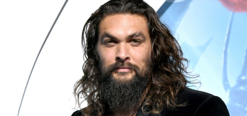 Charismatický herec Jason Momoa se oholil. Proč ta náhlá změna?